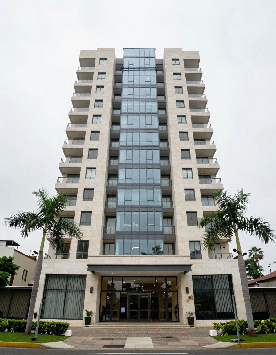 Fachada del edificio de doce pisos con ingreso arbolado