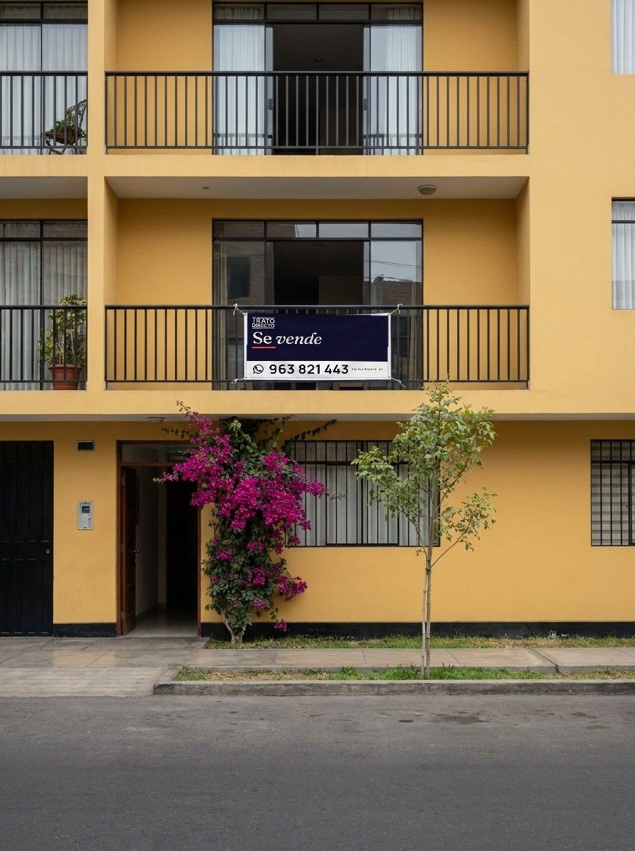 Letrero «Se vende» de Acento en la baranda del balcón de un edificio amarillo en Pueblo Libre