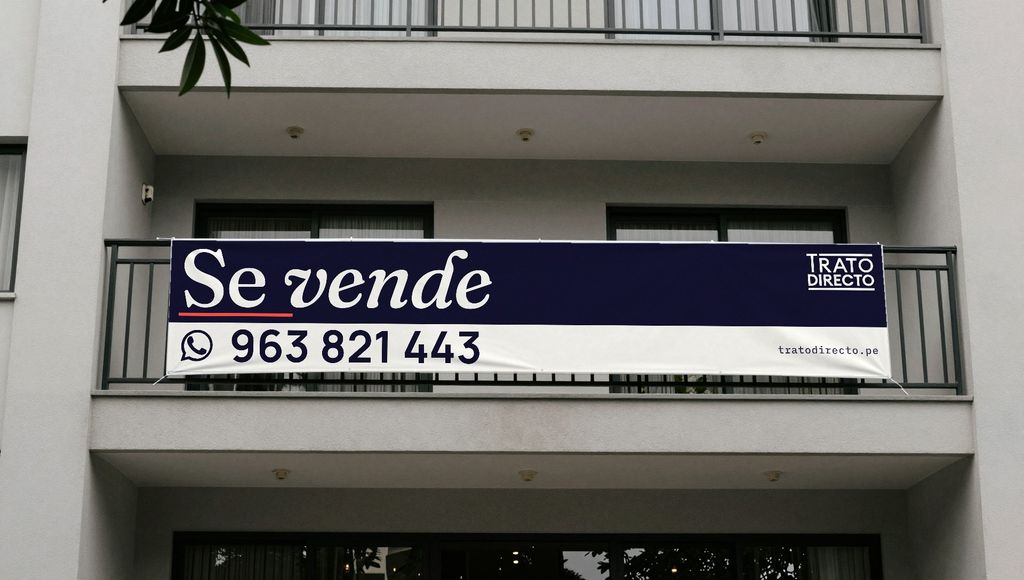 Letrero «Se vende» de Acento en la baranda del balcón de un edificio
